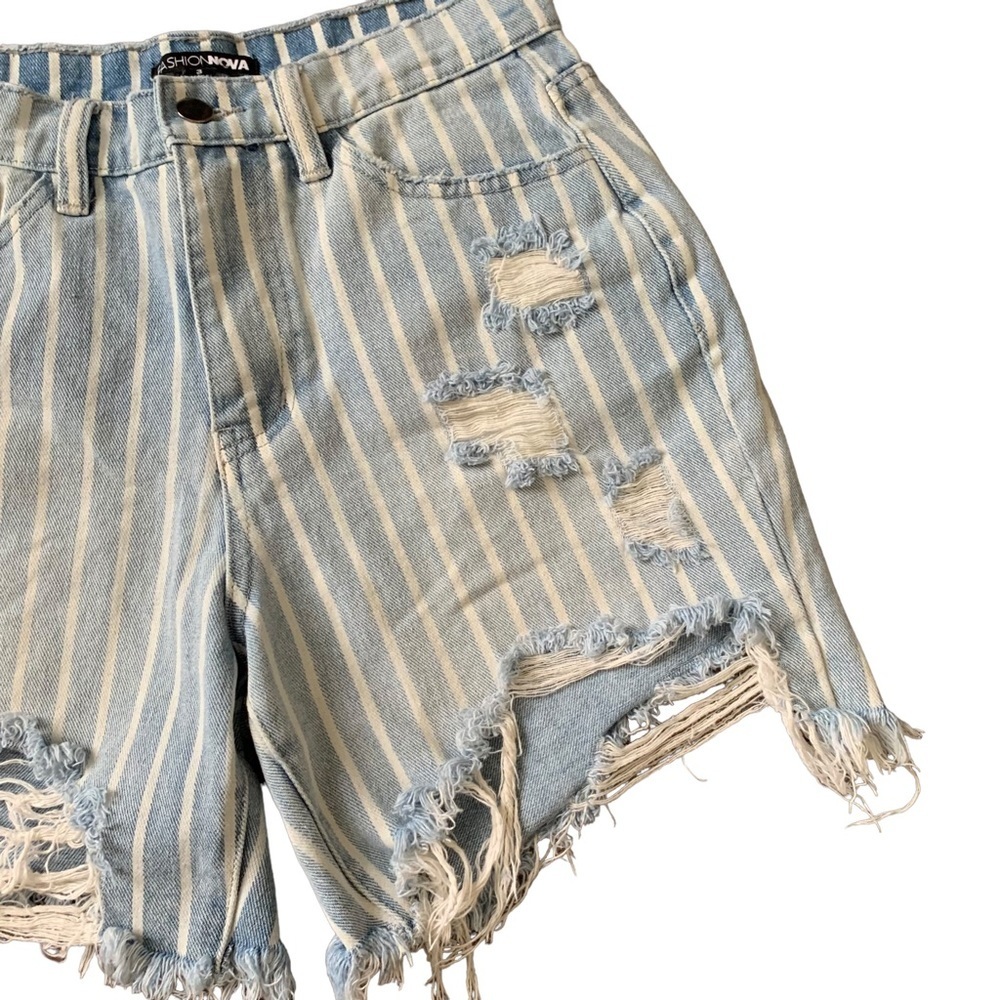Fashion Nova distressed light wash striped denim shorts size 3 - Picture 5 of 6